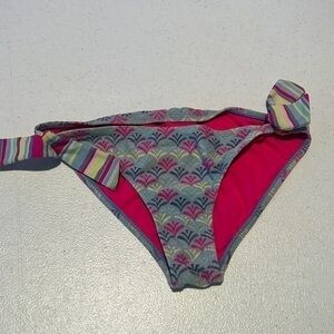 Roxy bikini bottom. No size tag but I believe it was a small. Adjustable ties.